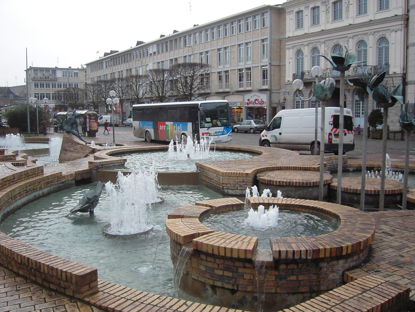 Фонтан в Дуэ, Франция – фотографии Франции