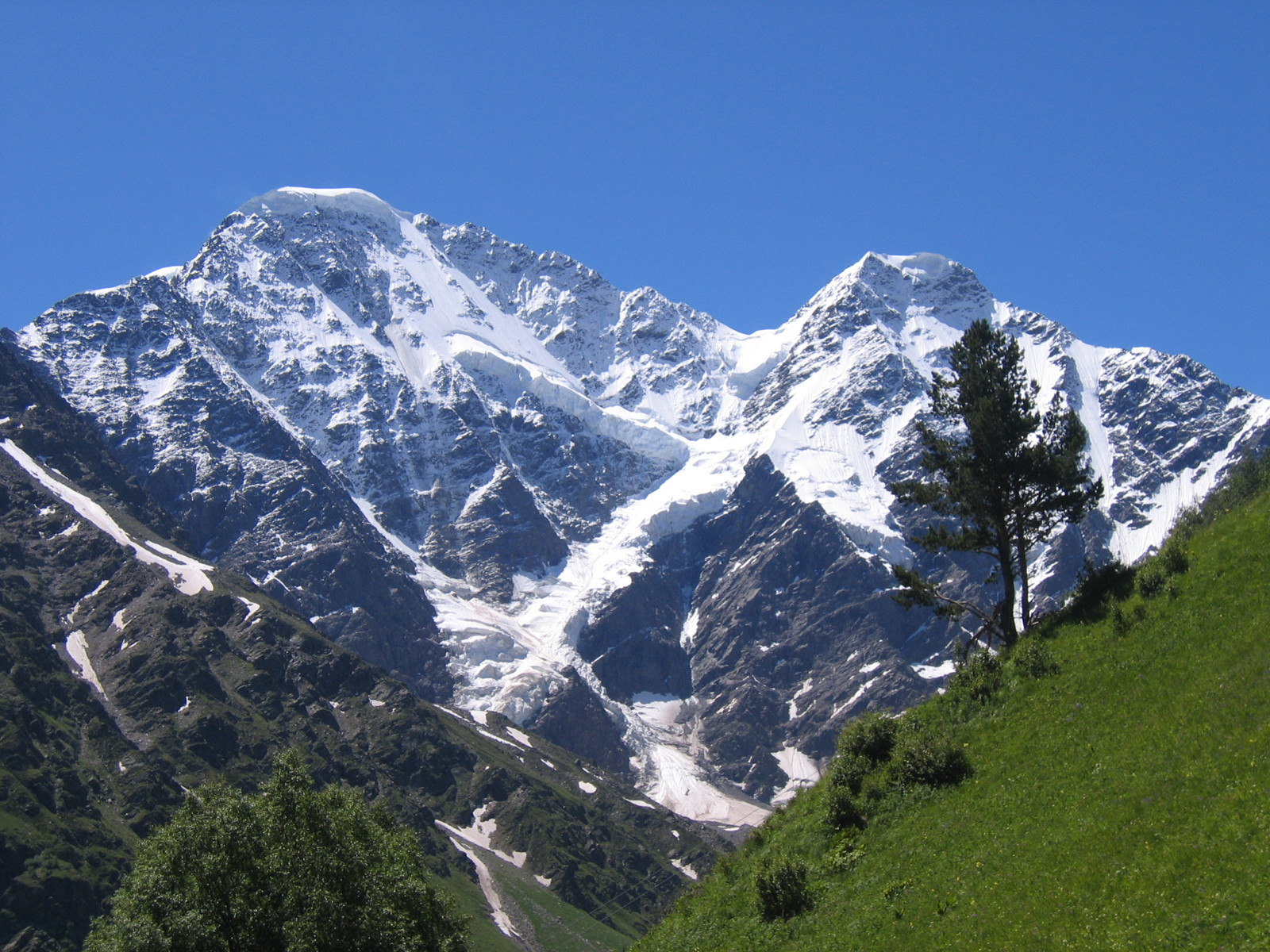 Вид на Эльбрус с первой очереди Чегета, Россия – фотографии России