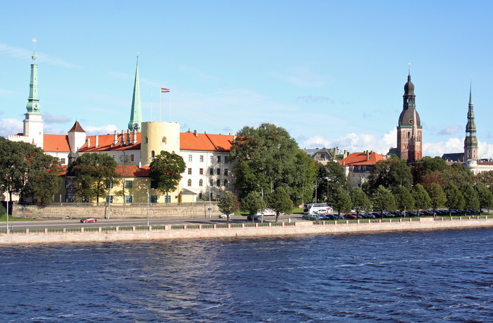 берега реки Даугавы – фотографии Латвии