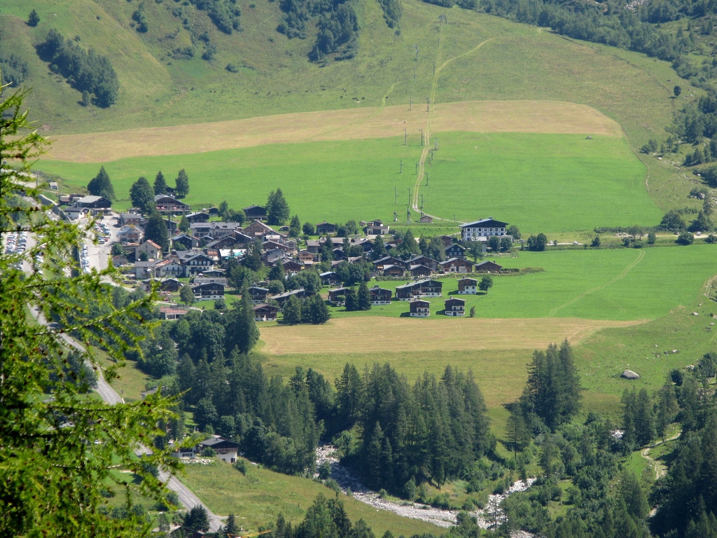 Деревня в Ле-Тур, Франция. Фото 1 – фотографии Франции