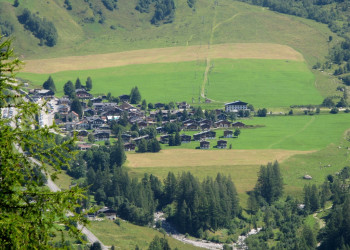 Деревня в Ле-Тур, Франция. Фото 1 – фотографии Франции