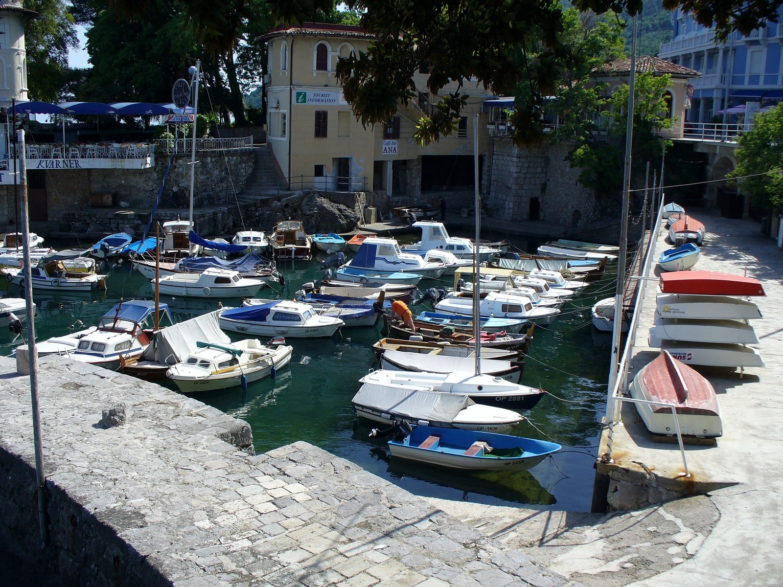 Лодки у причала в Ловране, Хорватия – фотографии Хорватии