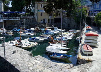 Лодки у причала в Ловране, Хорватия – фотографии Хорватии