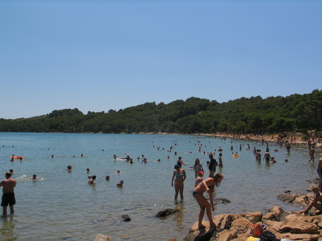 Люди на пляже в Телашчица, Хорватия – фотографии Хорватии