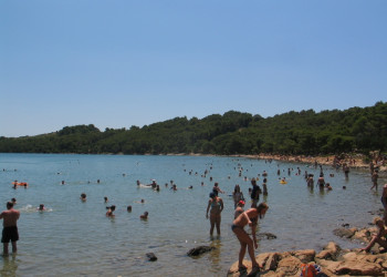 Люди на пляже в Телашчица, Хорватия – фотографии Хорватии