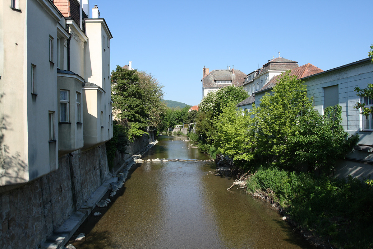 Канал реки в городе Баден под Веной, Австрия – фотографии Австрии
