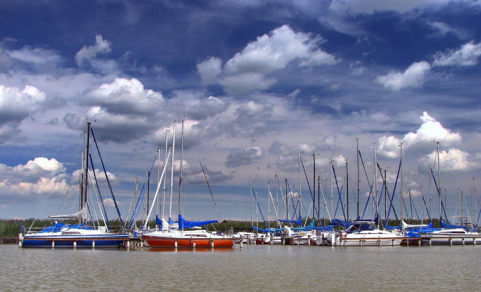 Яхты на пристани на озере Нойзидлер-Зе (Neusiedler See), Австрия – фотографии Австрии