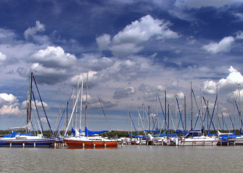 Яхты на пристани на озере Нойзидлер-Зе (Neusiedler See), Австрия – фотографии Австрии