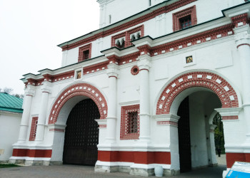 Вход в Церковь Казанской иконы Божией матери, Россия – фотографии России