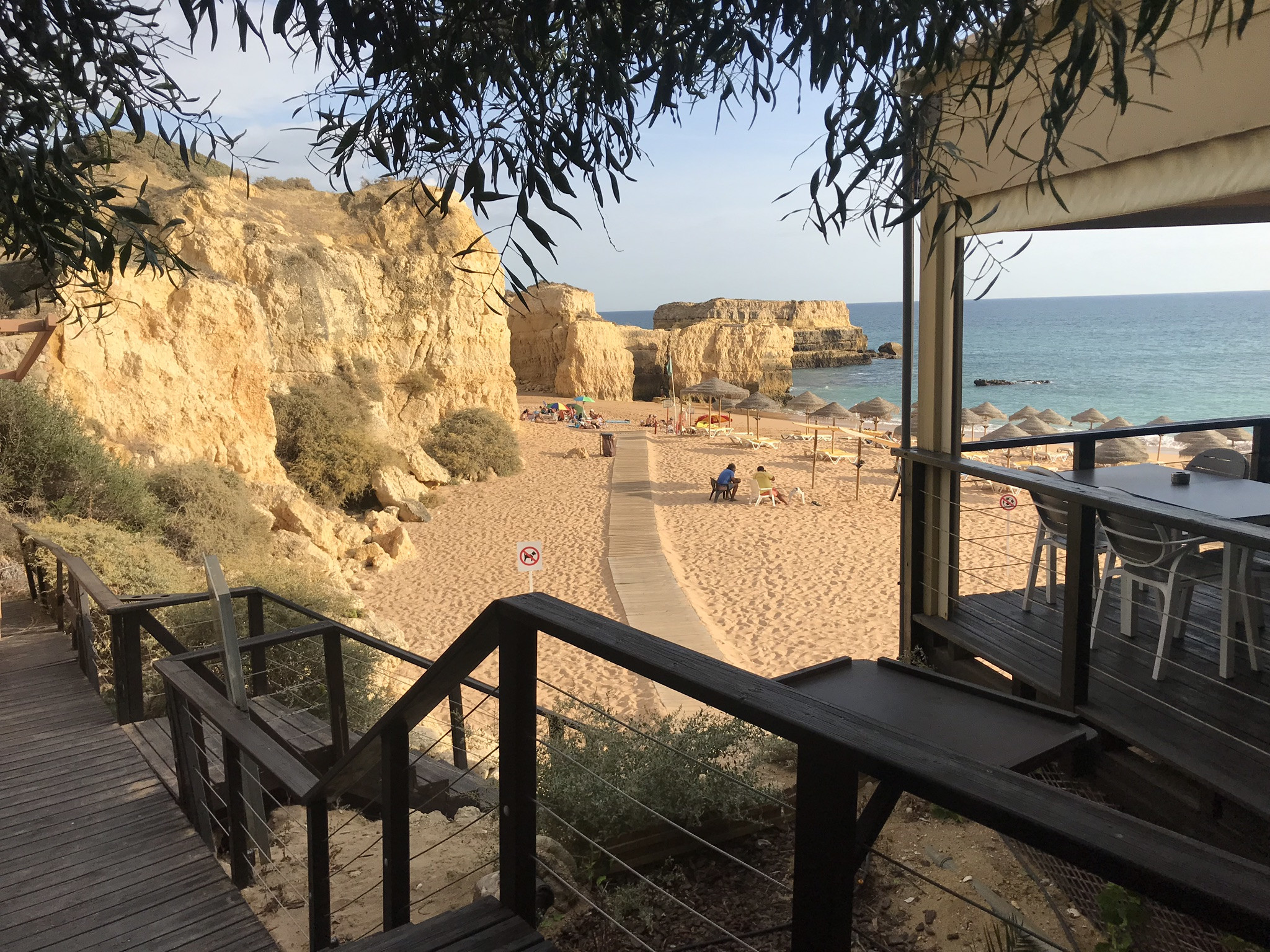 Вид с кафе на пляж Кастело (Praia do Castelo) в 7,5 км Албуфейры, Португалия – фотографии Португалии