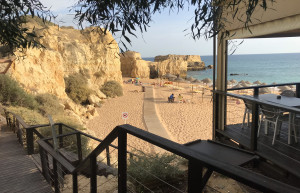 Вид с кафе на пляж Кастело (Praia do Castelo) в 7,5 км Албуфейры, Португалия – фотографии Португалии