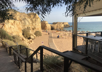 Вид с кафе на пляж Кастело (Praia do Castelo) в 7,5 км Албуфейры, Португалия – фотографии Португалии