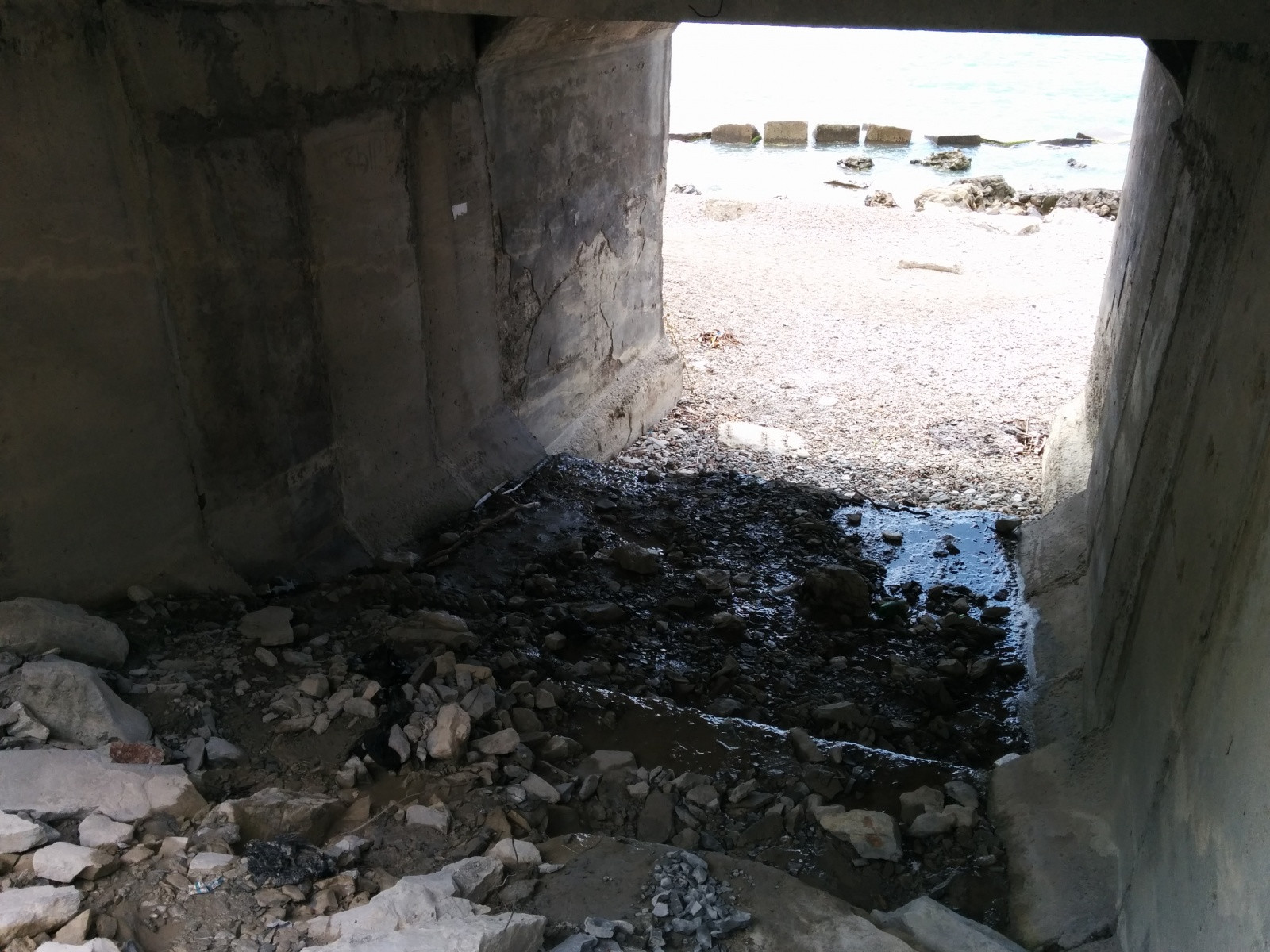 Тоннель под железной дорогой в районе п. Южный, выход к пляжам – фотографии России