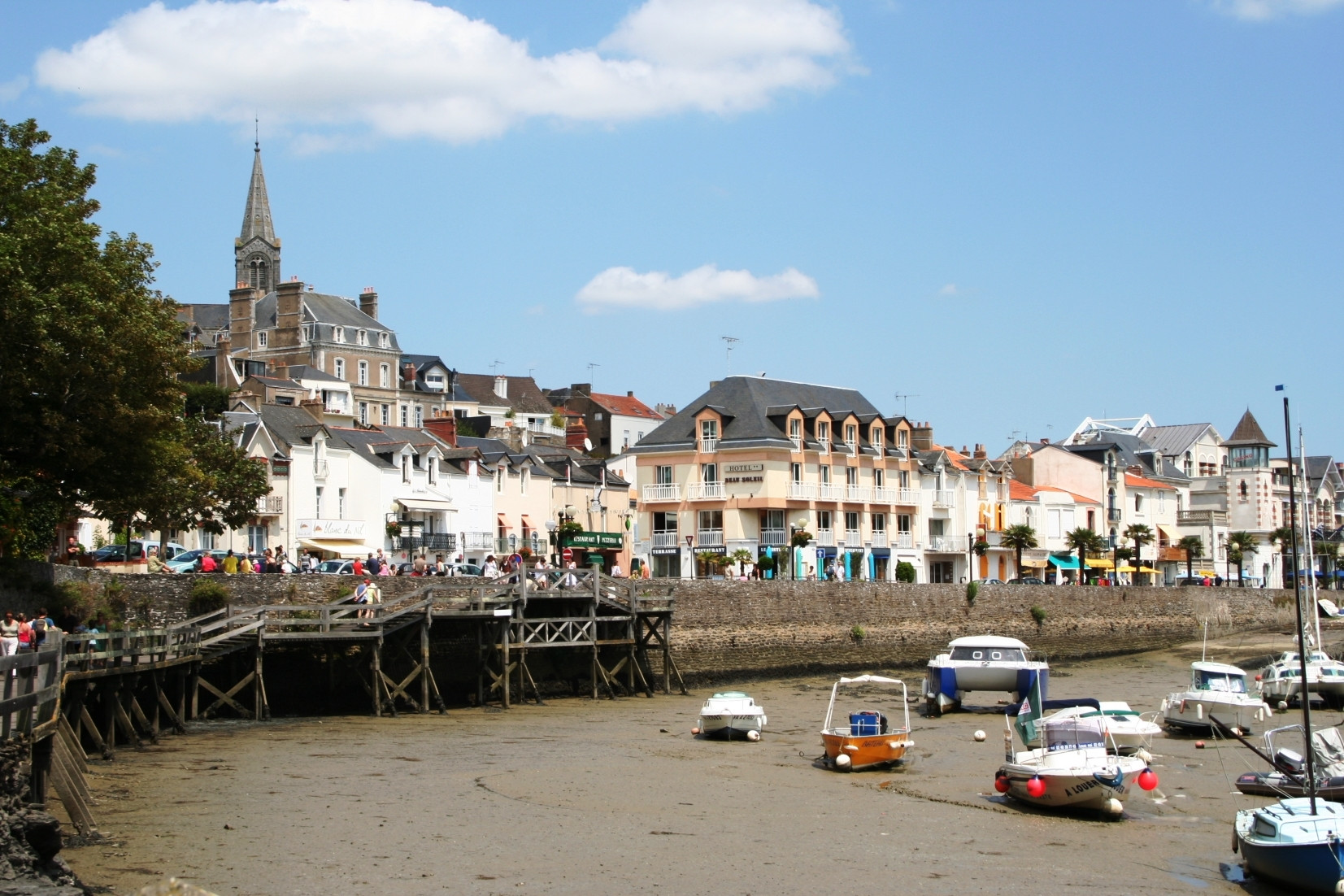 Дома на набережной в Порнике, Франция – фотографии Франции