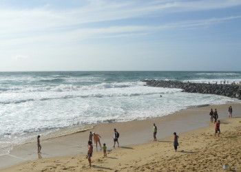 Люди на пляже в Капбретоне, Франция – фотографии Франции