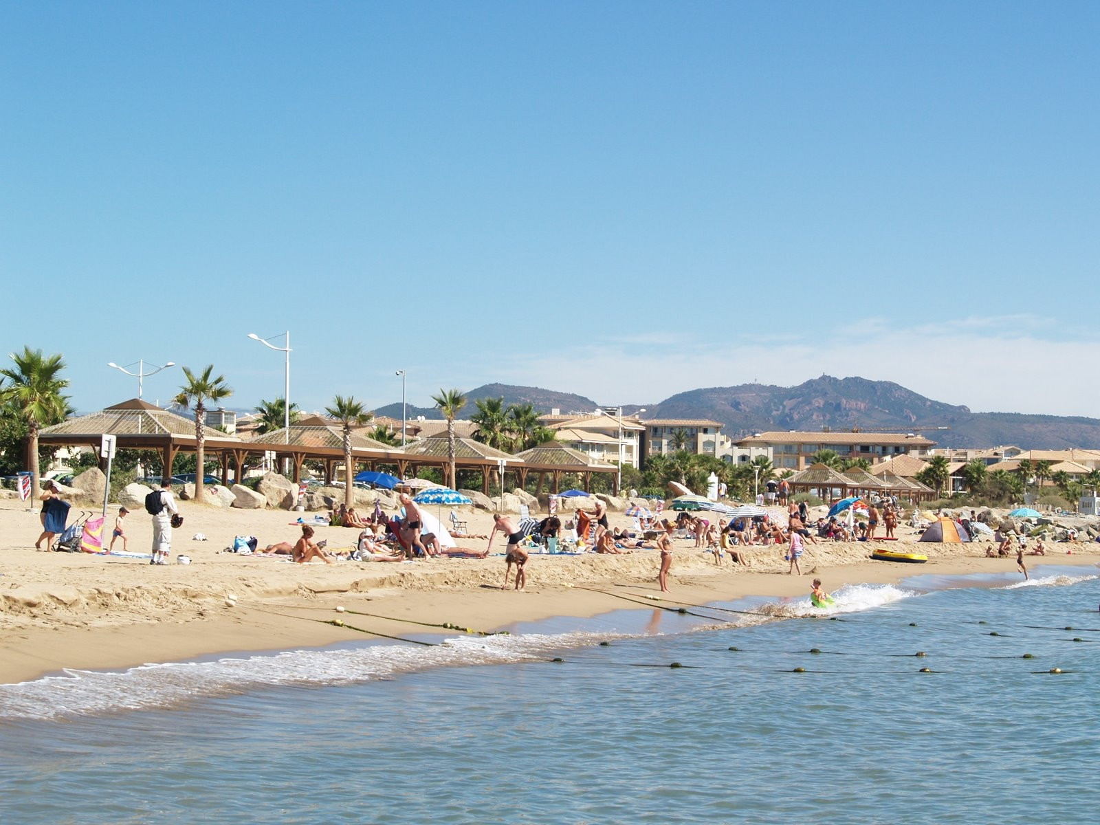 Люди на пляже в Фрежюсе, Франция. Фото 2 – фотографии Франции