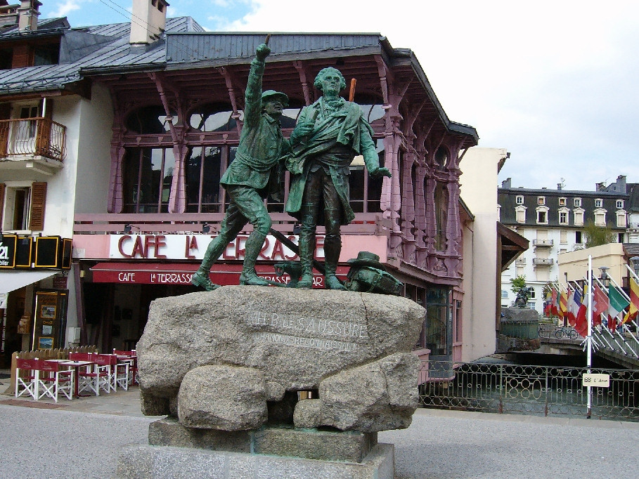 Памятник в Шамони, Франция – фотографии Франции