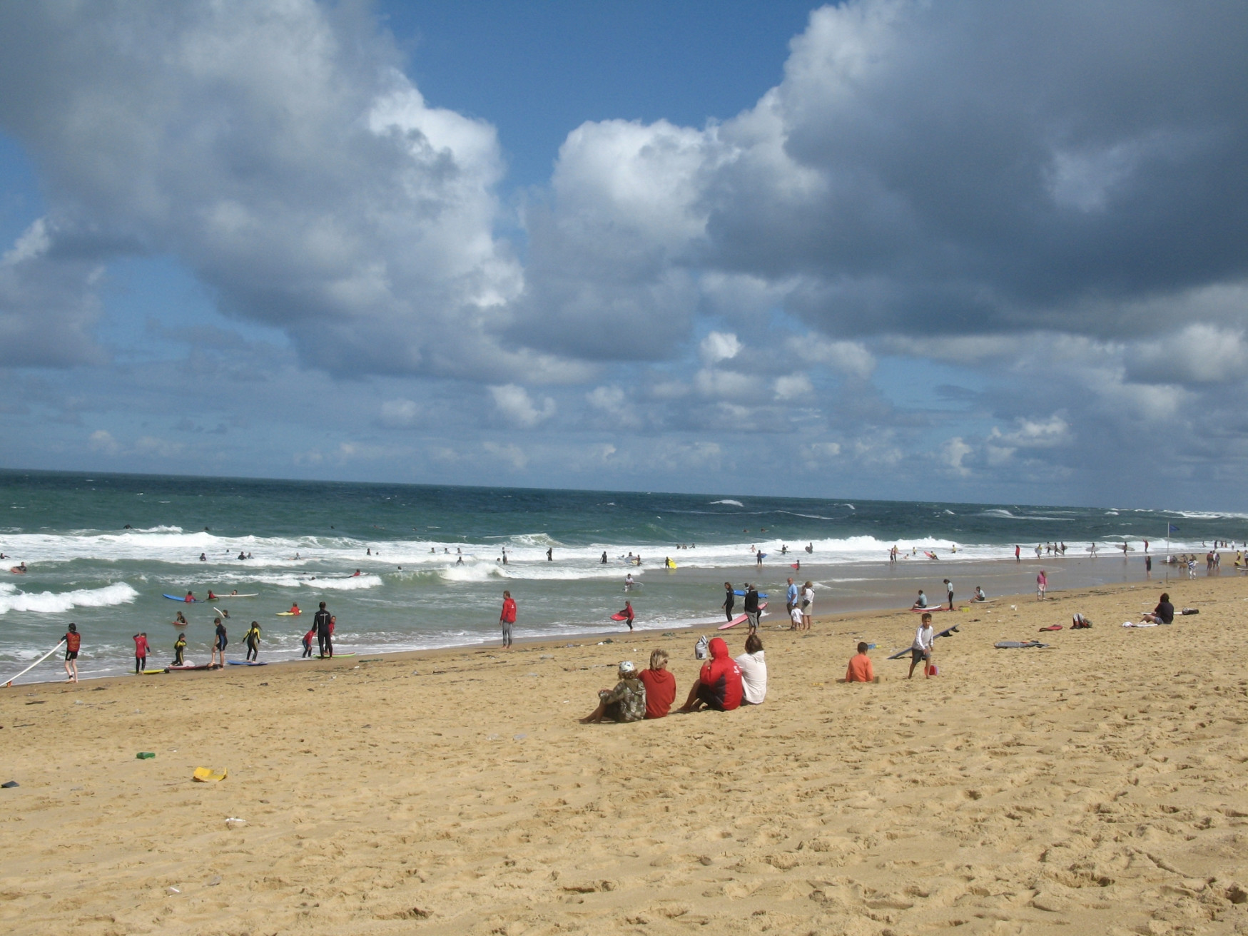 Люди на пляже в Оссегоре, Франция – фотографии Франции