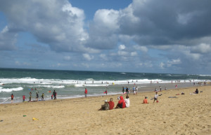 Люди на пляже в Оссегоре, Франция – фотографии Франции