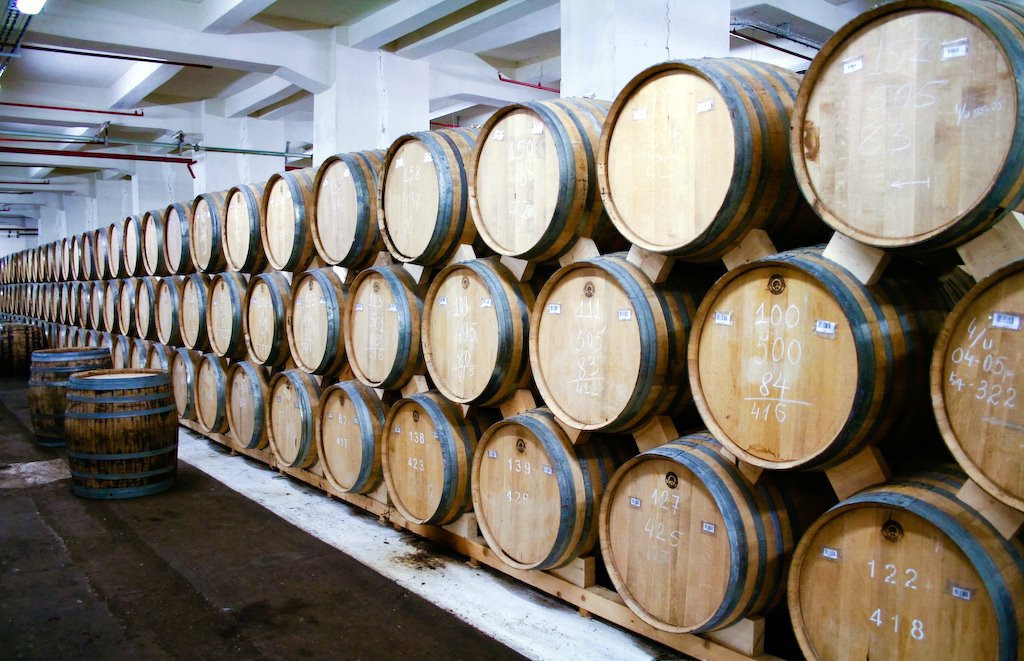 Бочки коньяка, Армения – фотографии Армении