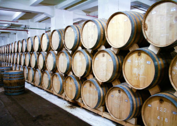 Бочки коньяка, Армения – фотографии Армении