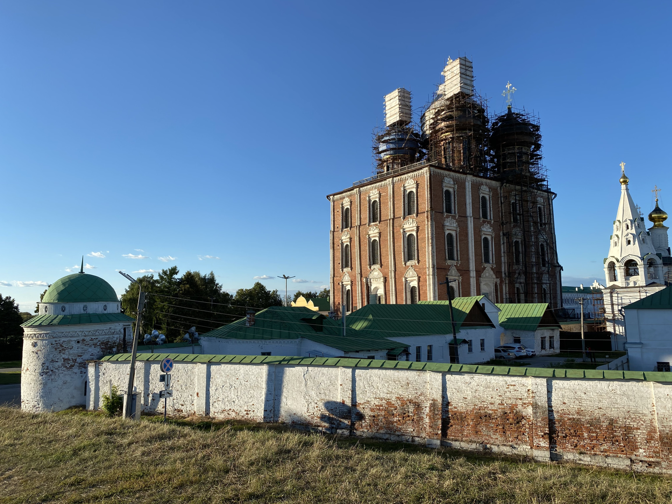 Кремль в Рязани и его облезлые стены – фотографии России