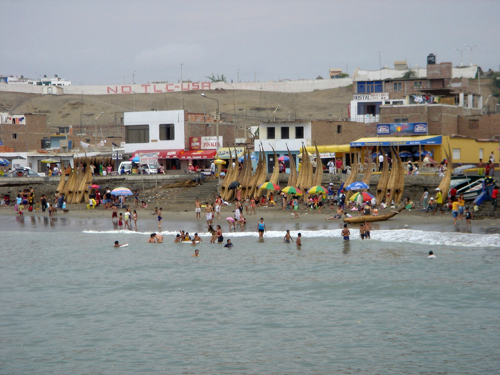 Уанчако (Huanchaco) – популярный морской курорт – фотографии Перу