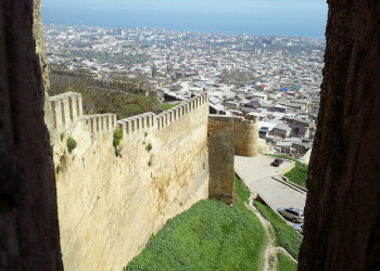 Вид на Дербент с крепости. Фото 1 – фотографии России