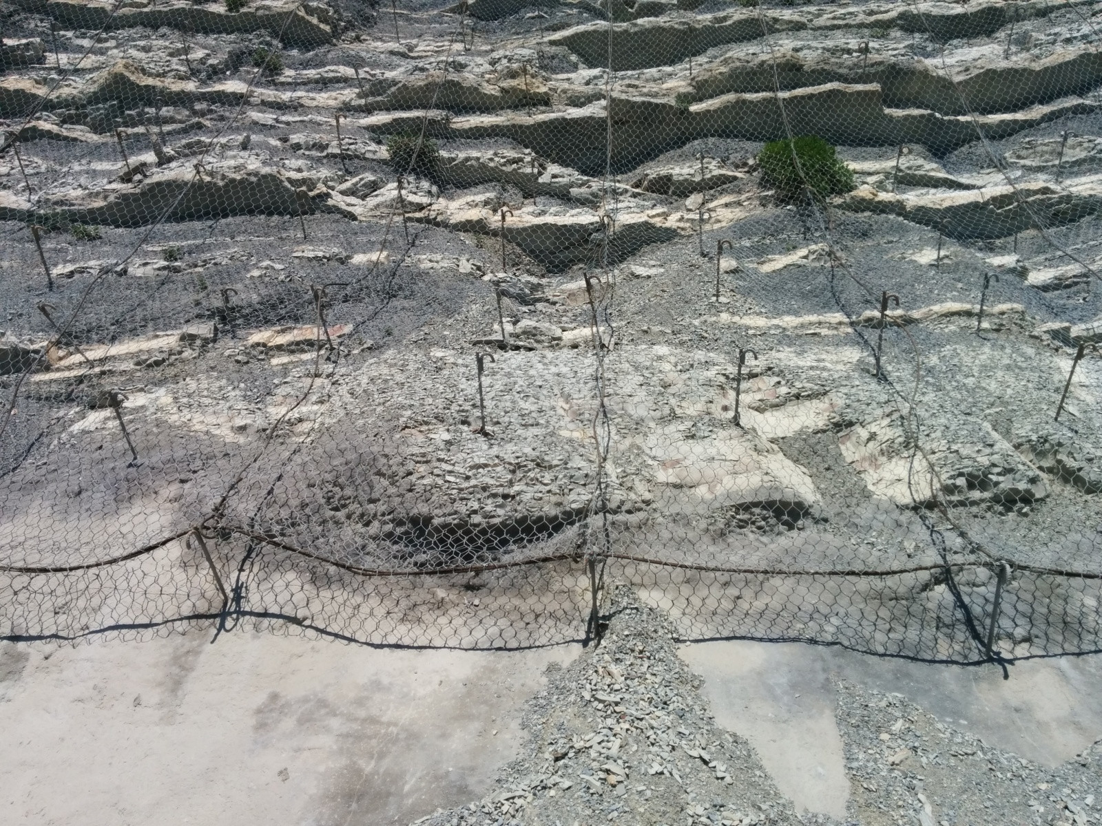 Горы вдоль побережья прикрыты сеткой для защиты от камнепадов – фотографии России