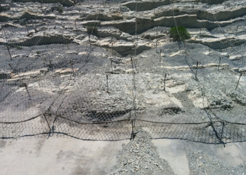 Горы вдоль побережья прикрыты сеткой для защиты от камнепадов – фотографии России