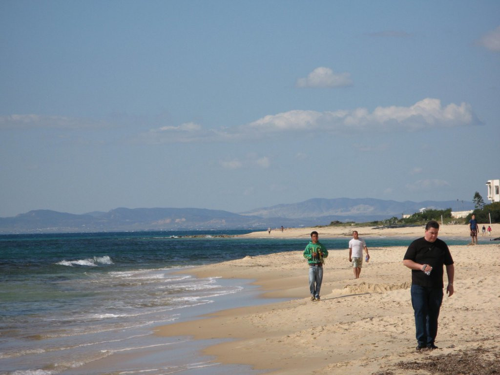 Мужчины на пляже в Северном Тунисе – фотографии Туниса