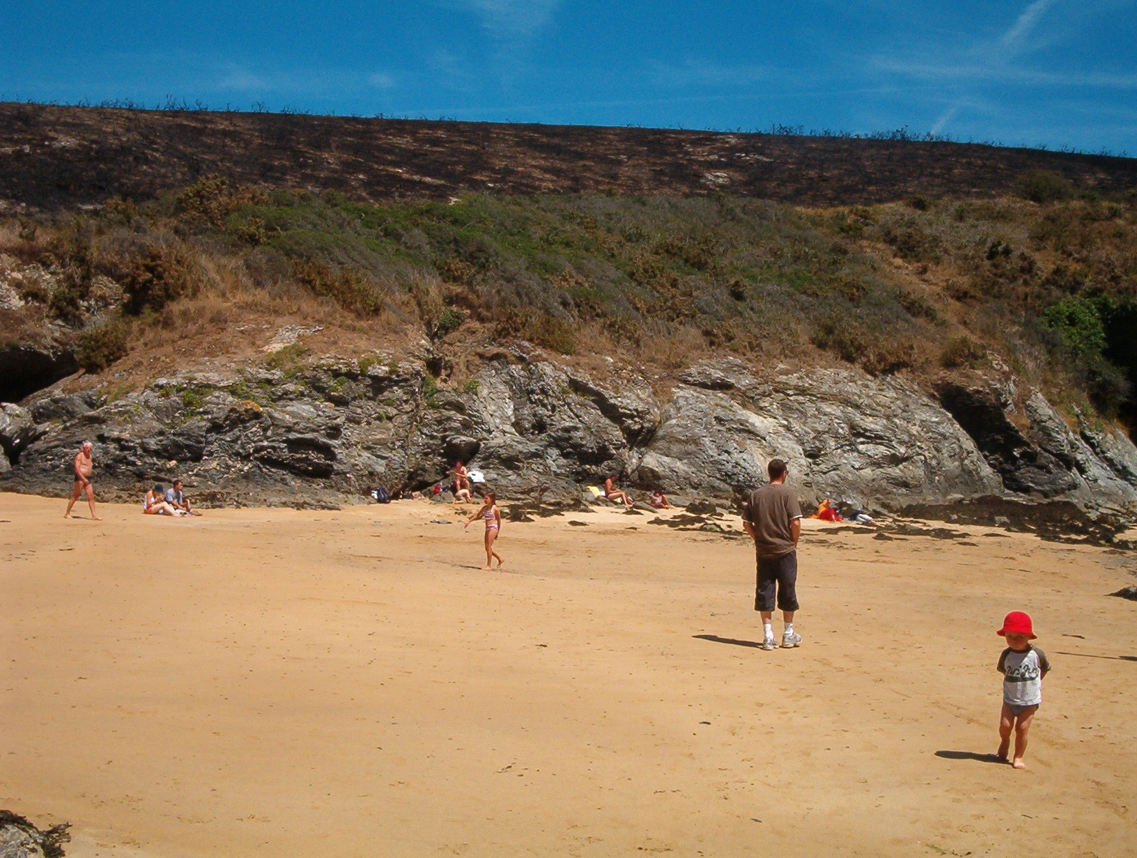 Люди на пляже в Локмарья, Франция – фотографии Франции