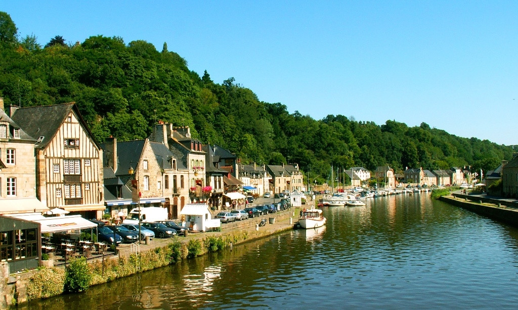 Транспорт на набережной в Динане, Франция – фотографии Франции