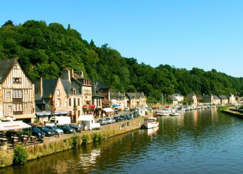 Транспорт на набережной в  Динане, Франция – фотографии Франции