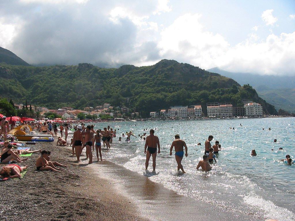 Люди на пляже в Рафаиловичи, Черногория. Фото 1 – фотографии Черногории