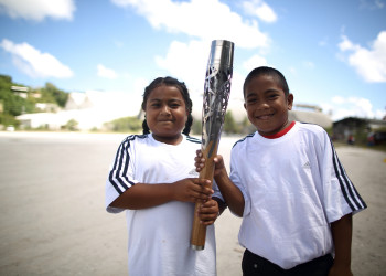 Упитанные детишки с олимпийским факелом в Науру – фотографии Науру