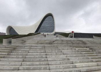 Центр Гейдара Алиева, вид с главной лестницы – фотографии Азербайджана