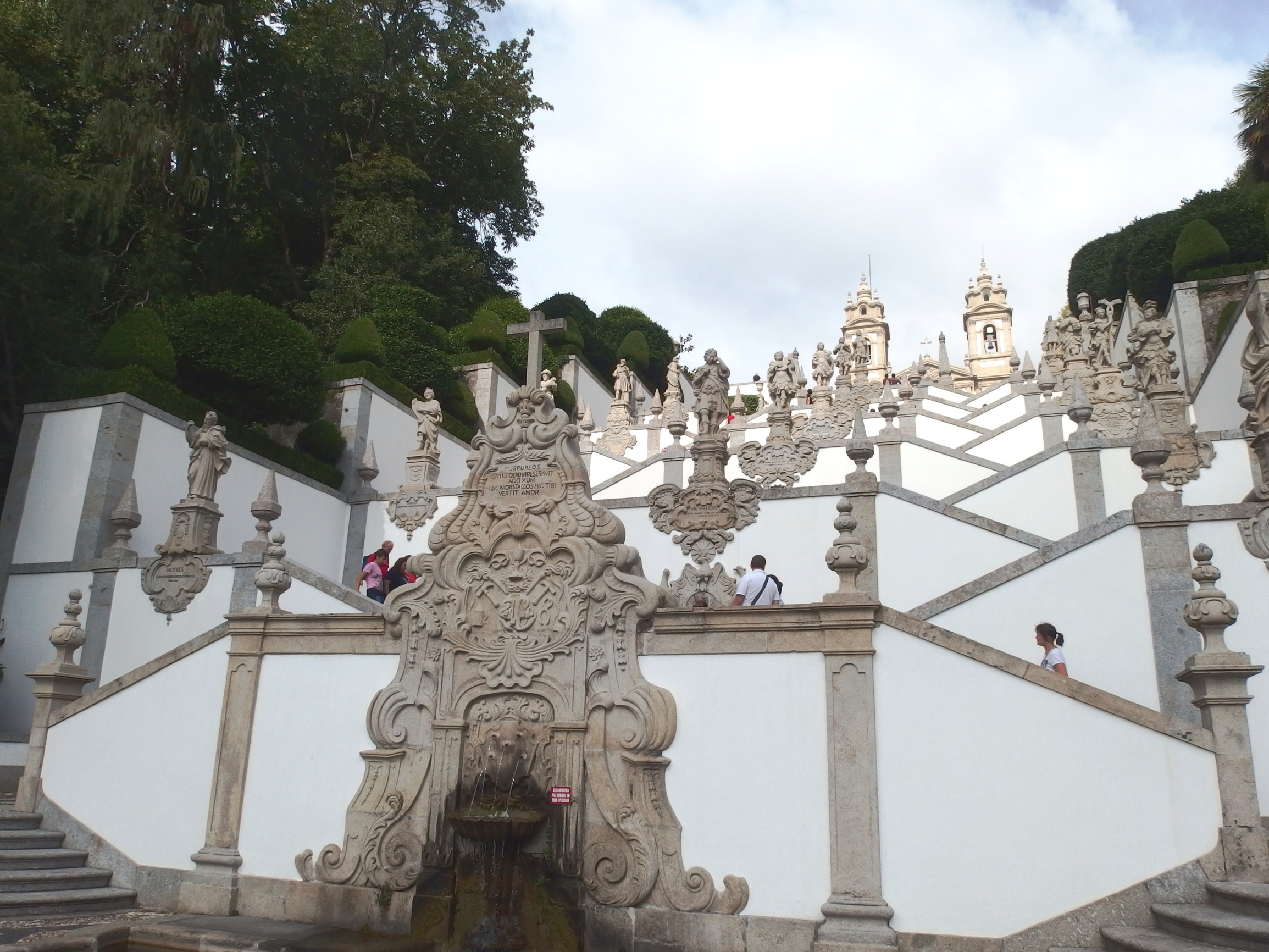 История  «священного холма» Бон-Жезуш началась как способ продемонстрировать свою веру преданными – фотографии Португалии