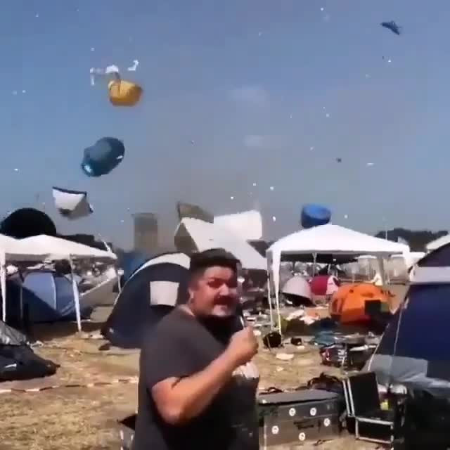 Смерч поднял палатки на фестивале – видео Германии