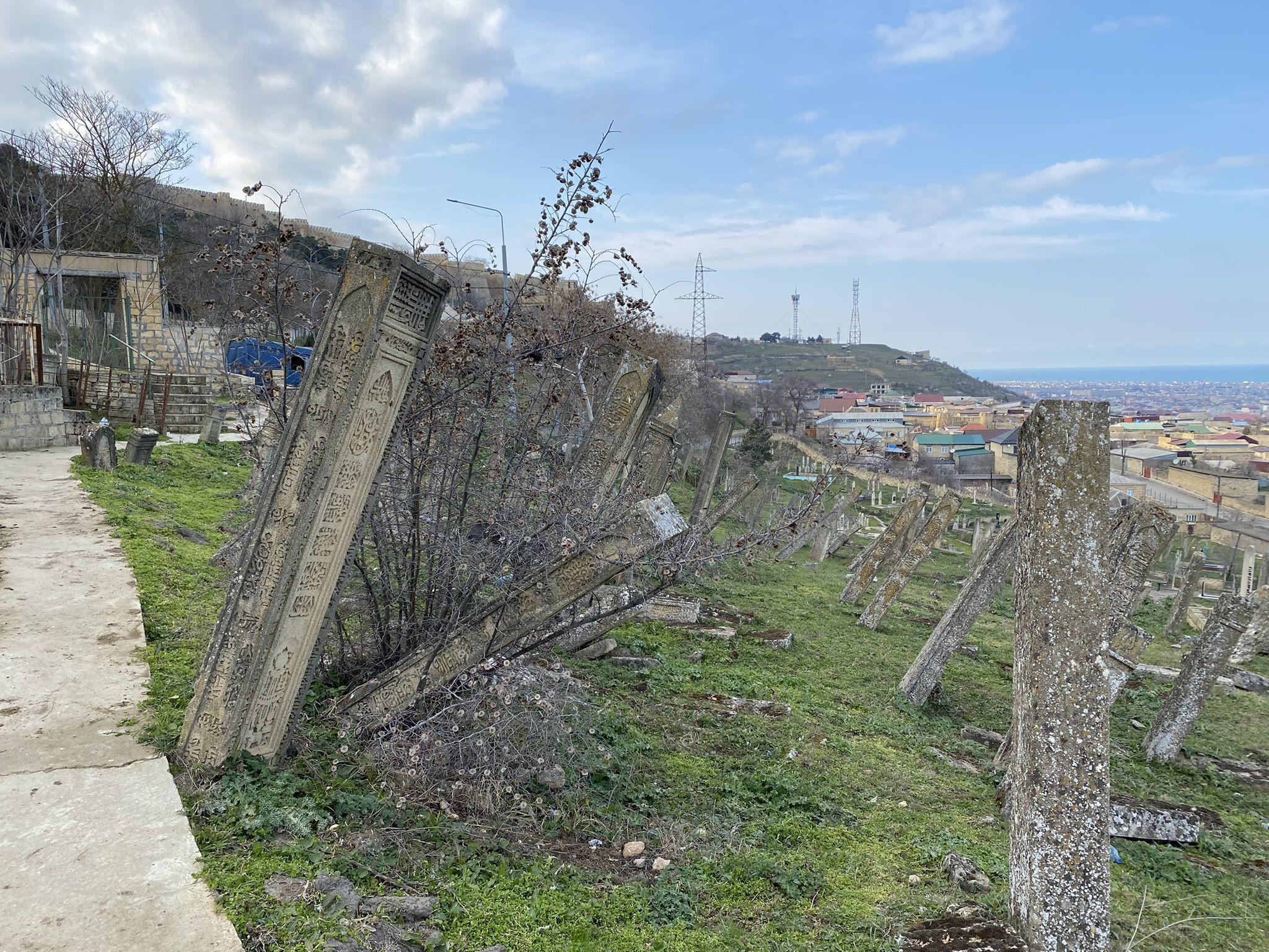 Кладбище возле крепости Нарын-кала в Дербенте – фотографии России