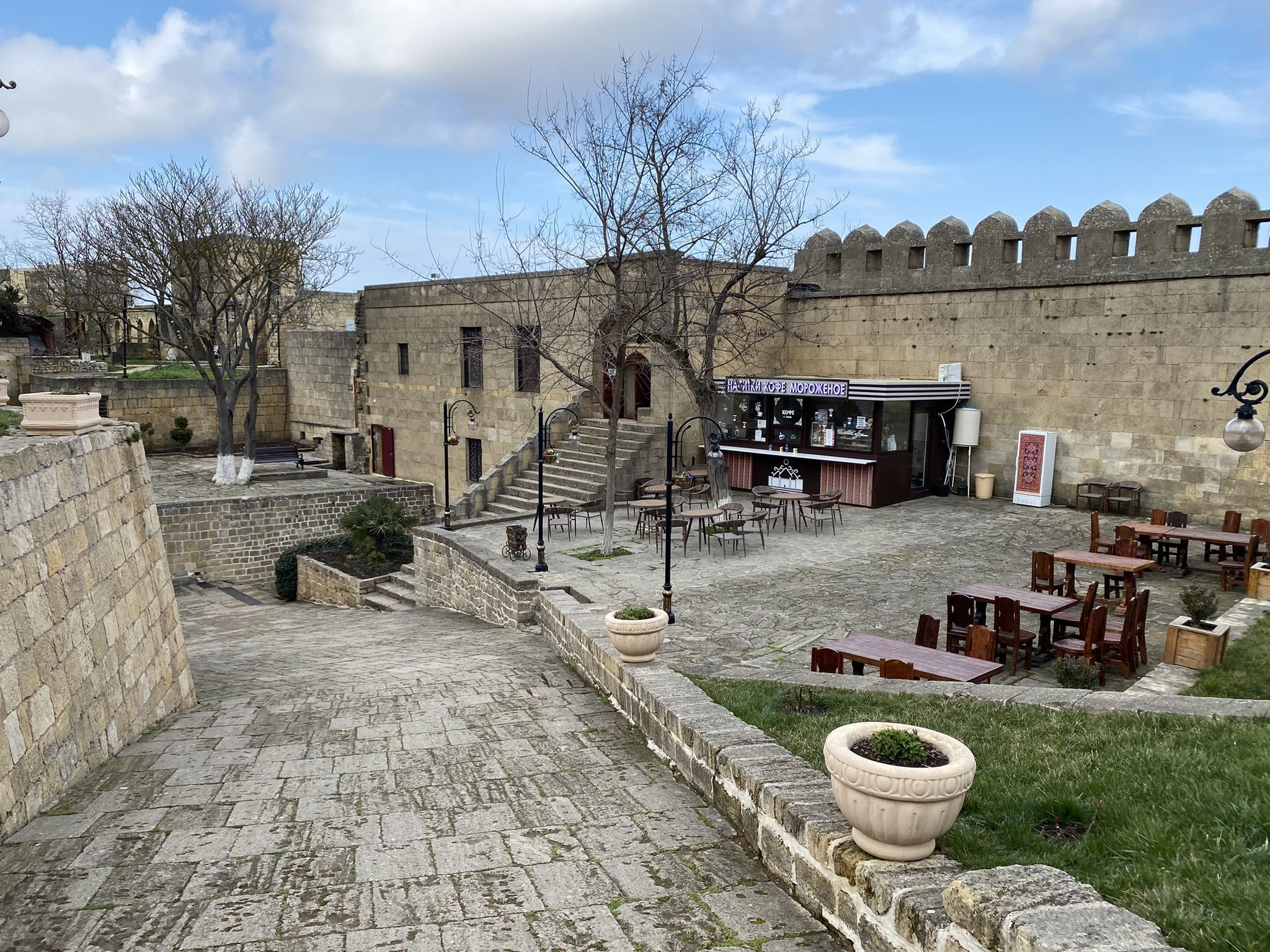 Цитадель Нарын-кала, вид на главный вход изнутри – фотографии России