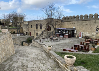 Цитадель Нарын-кала, вид на главный вход изнутри – фотографии России