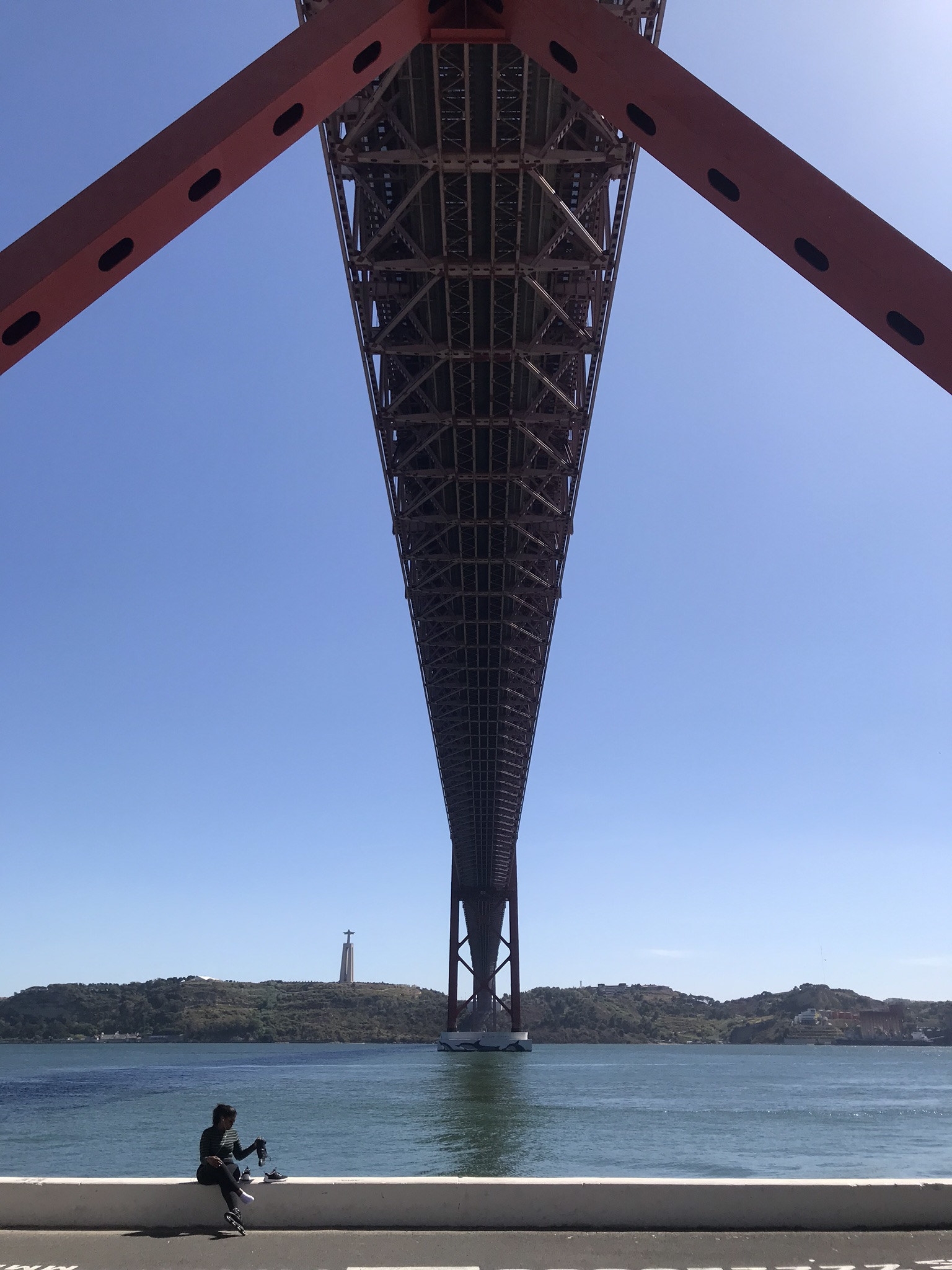 Под мостом 25 апреля на белемской набережной в Лиссабоне – фотографии Португалии