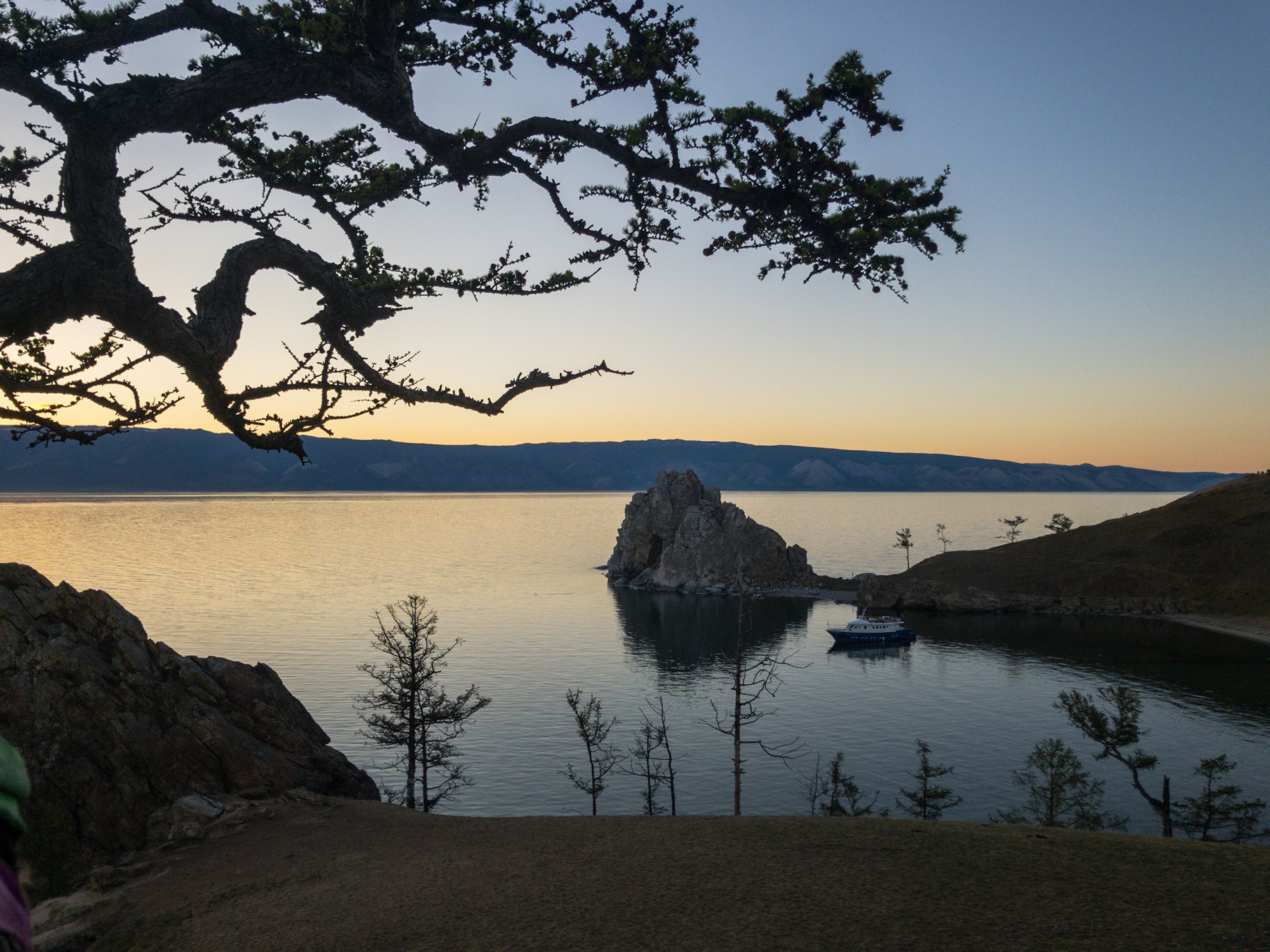 Знаменитая скала Шаманка в поселке Хужир на Ольхоне – фотографии России