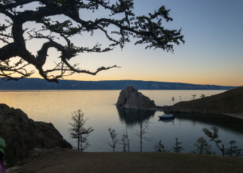 Знаменитая скала Шаманка в поселке Хужир на Ольхоне – фотографии России