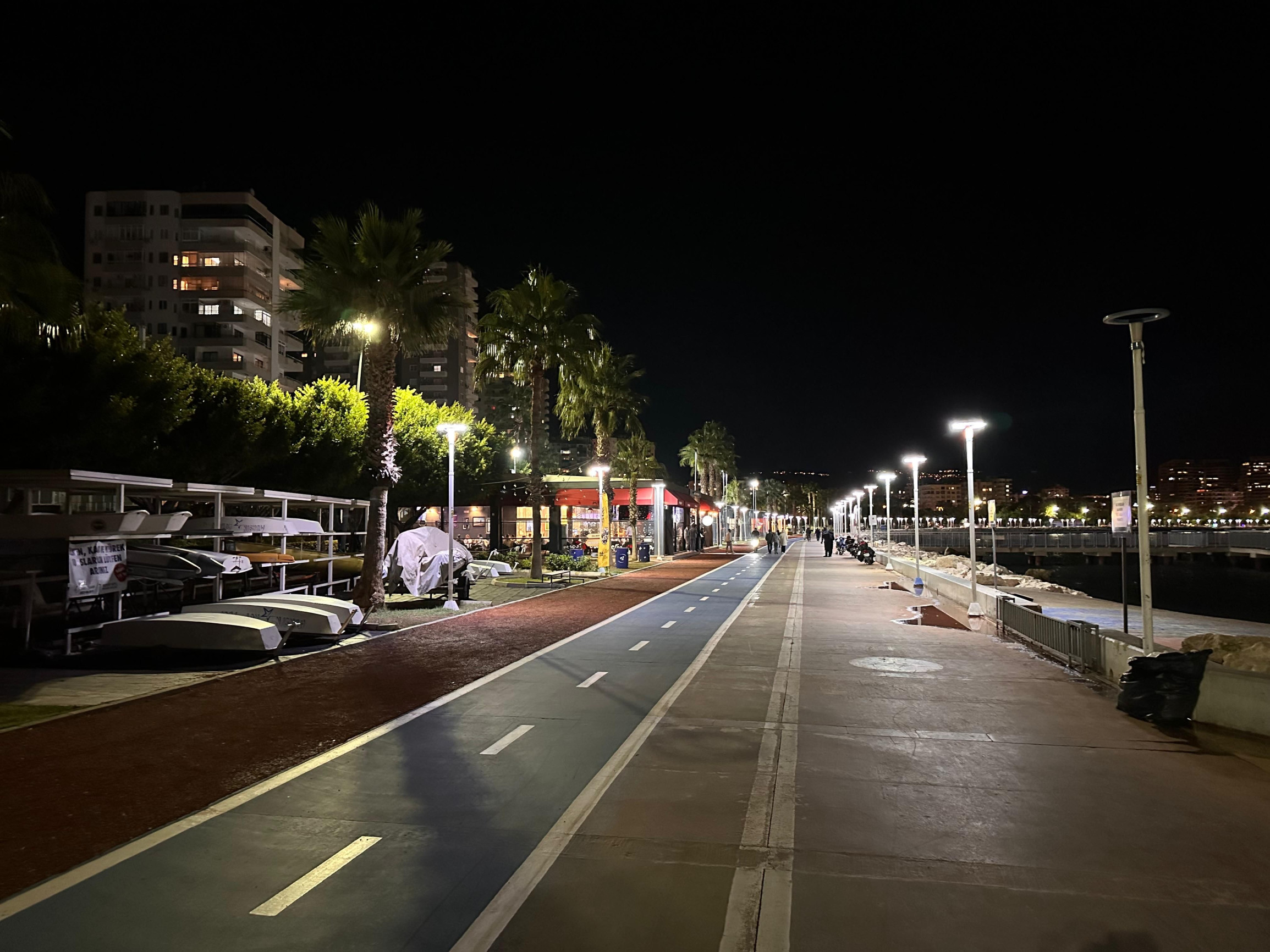 Набережная Мерсина вечером в районе Мезетли – фотографии Турции