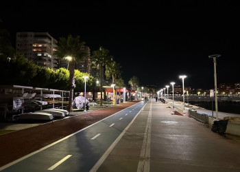 Набережная Мерсина вечером в районе Мезетли – фотографии Турции