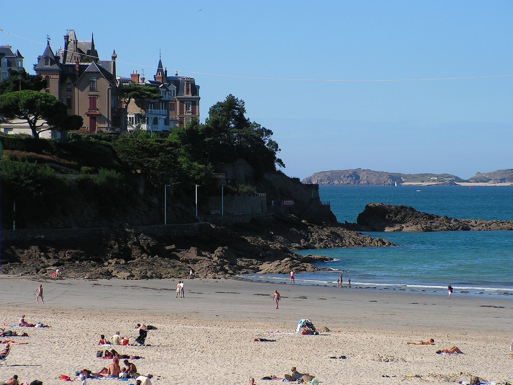 Люди на пляже в Динарде, Франция. Фото 2 – фотографии Франции