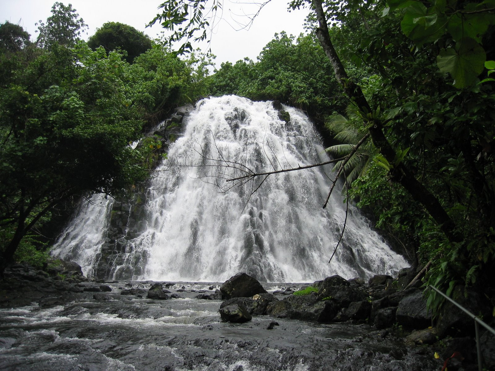 Водопад – фотографии Федеративных Штатов Микронезии