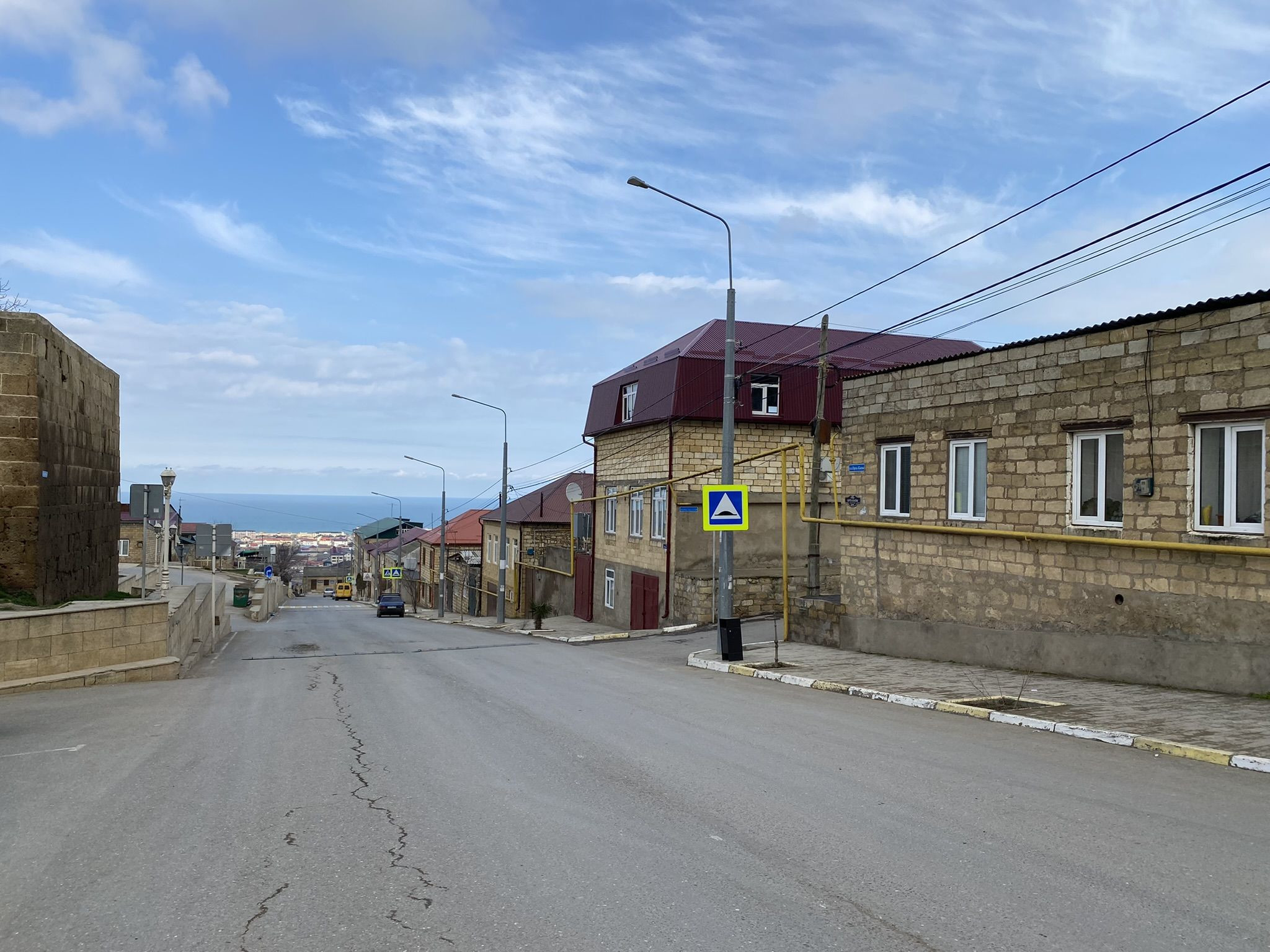 Улица в центральной части Дербента недалеко от крепости – фотографии России